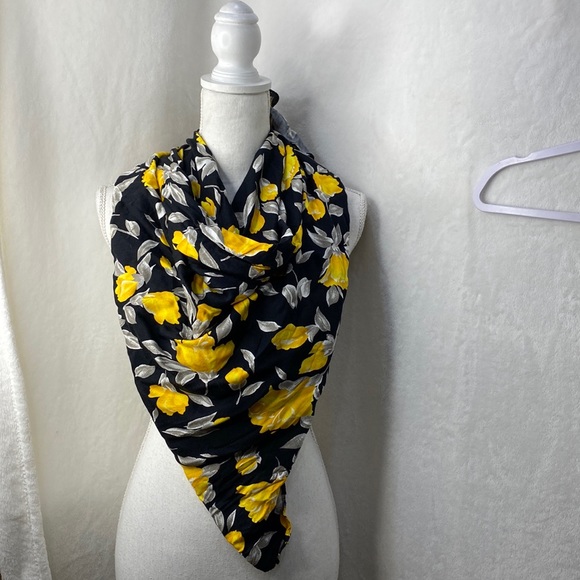 Multi function large scarf - Picture 2 of 4